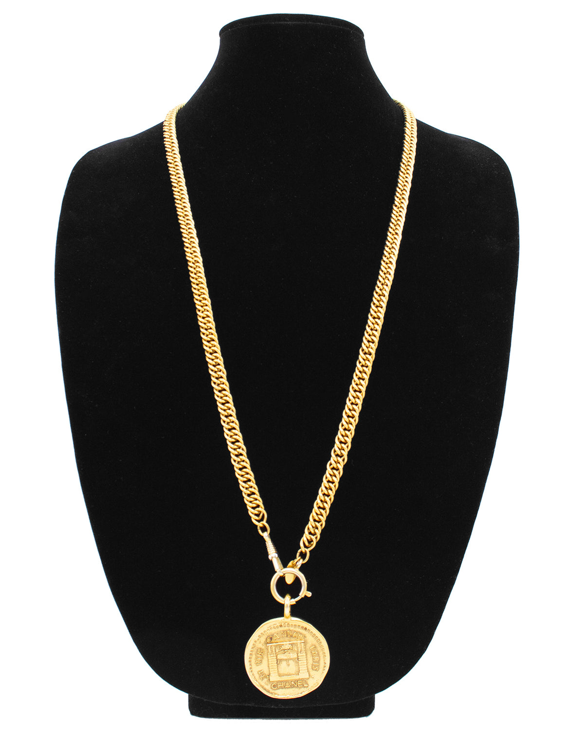 chanel-medallion-pendant-